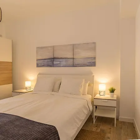 Modern Brand New Centre 2 Apartment